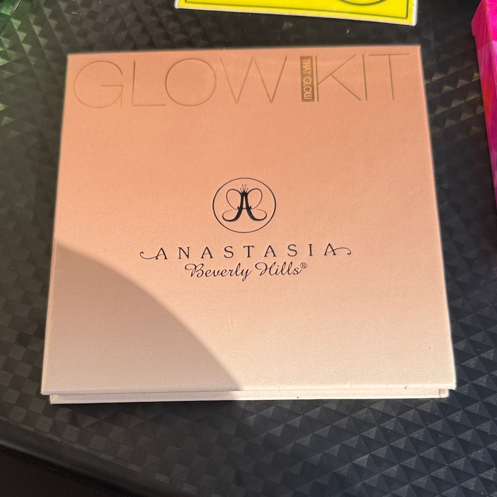 Anastasia Beverly Hills Glow Kit in Elegant Tan